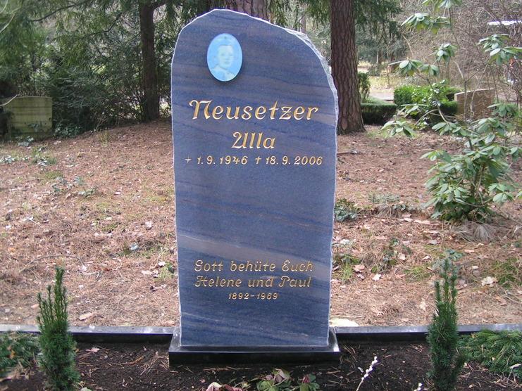 Grabstein aus Stein mit der Inschrift &bdquo;Neusetzer Villa&ldquo;, Geburts- und Sterbedaten sowie einer Fotografie oben.